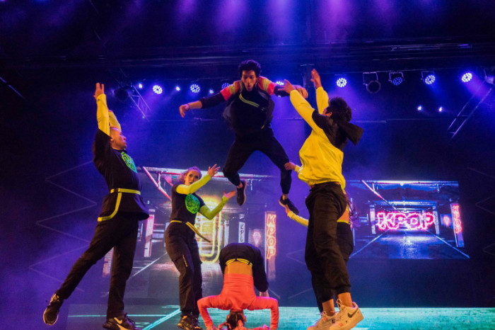 El grupo K.U.S de Colombia presenta una canción de Stray Kids con una coregografía llena de acrobacias.